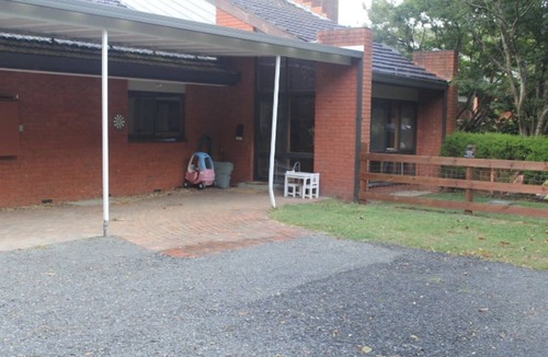 East Warburton House | Modern Lodge House, Mountain Views, on River, Pets
