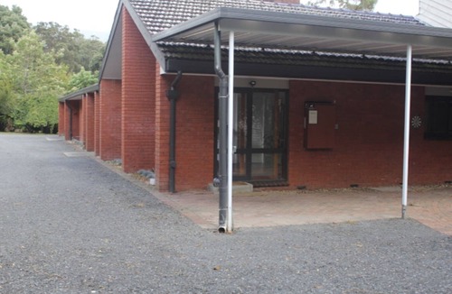 East Warburton House | Modern Lodge House, Mountain Views, on River, Pets