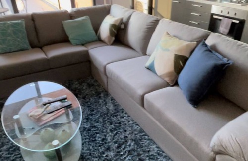 South Yarra Apartment | Modern Luxurious with private parking & free Wi Fi