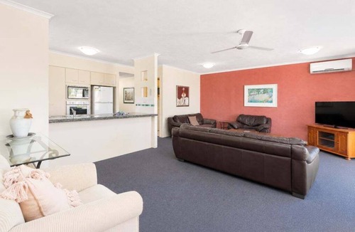 Mermaid Beach Apartment | Modern Mermaid Beach | Resort Pool & Walk to Beac