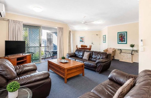 Mermaid Beach Apartment | Modern Mermaid Beach | Resort Pool & Walk to Beac