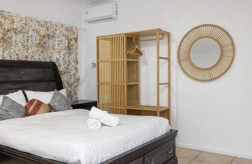 Daisy Hill House | Modern Minimalist Studio｜Private Entry｜Daisy Hill