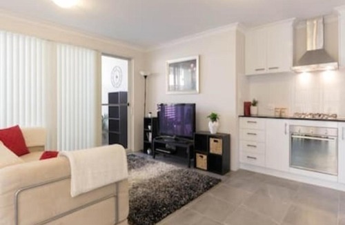 Cloverdale Apartment | Modern Neat Convenient Apartment Close to Airport