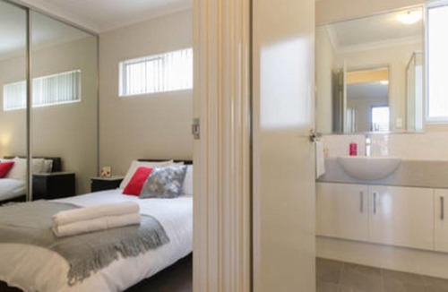 Cloverdale Apartment | Modern Neat Convenient Apartment Close to Airport