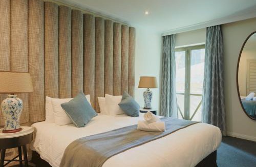 Chinatown Apartment | Modern Nomads Central King Size Studio with Indoor Pool and Gym