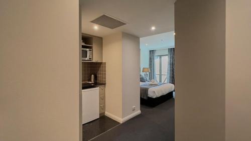 Chinatown Apartment | Modern Nomads Central King Size Studio with Indoor Pool and Gym