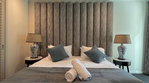 Chinatown Apartment | Modern Nomads City-bound King Studio with Indoor Pool