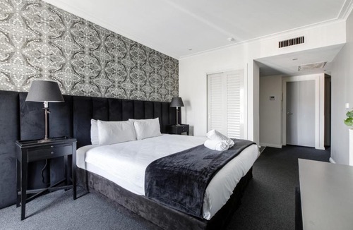 Chinatown Apartment | Modern Nomads Classic Styled King Studio with Indoor Pool