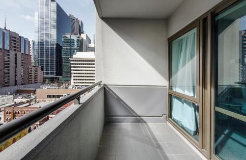 Chinatown Apartment | Modern Nomads Lovely King Size Studio with Balcony and Pool