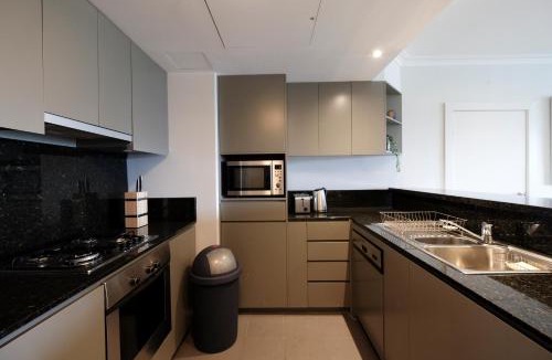 Chinatown Apartment | Modern Nomads Spacious City Centre 2BR 2Bath with Free Parking