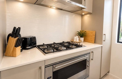 Bassendean House | Modern Oasis | 3BR Home