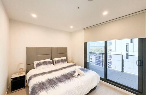 Phillip Apartment | Modern One-bedroom in Phillip with Parking