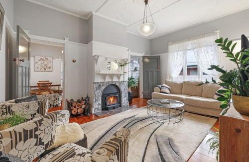 East Tamworth House | Modern Pet-Friendly Retreat 2BR Tamworth