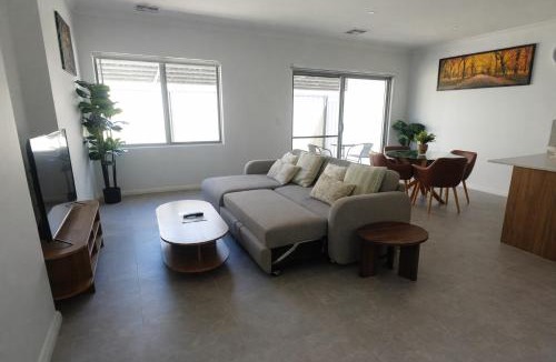 Beckenham Apartment | Modern Private Townhouse Close to City & Transport