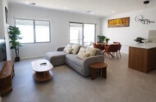 Beckenham Apartment | Modern Private Townhouse Close to City & Transport