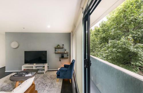 Melbourne Central Business District Apartment | Modern Resort-style Stay near Queen Vic Market