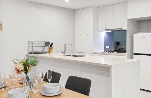 Macgregor Apartment | Modern Retreat 2 Ensuite Bedrooms + Walk to Shops