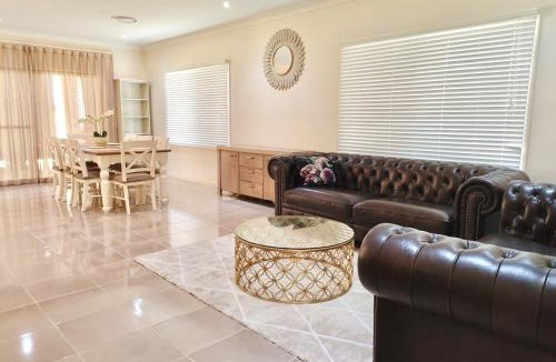 Underwood Villa | Modern Retreat by Underwood market&51 Area