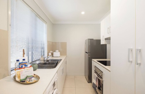 Rocklea Apartment | Modern Rocklea 2BR | Parking | Kitchen | 120D2