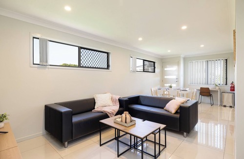 Rocklea Apartment | Modern Rocklea 2BR | Parking | Kitchen | 120D2