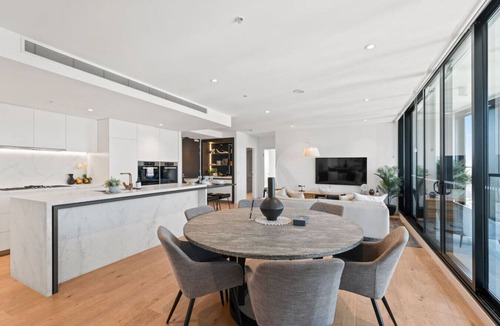 Fortitude Valley Condo | Modern Skyline Apartment | 3BR with Pool & Gym&tub