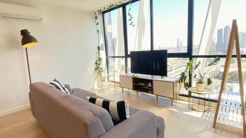 South Melbourne Apartment | Modern South Melbourne Retreat with Skyline Views