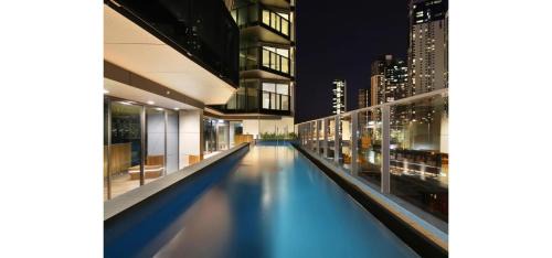 Southbank Apartment | Modern Southbank Oasis 2BR with Resort Amenities and Stunning Balcony Views