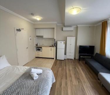 Darling Harbour Apartment | Modern Studio Steps to Chinatown & Darling Harbour