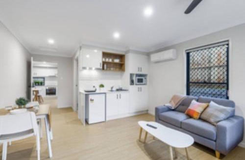 Sunnybank House | Modern Studio with Garden Views in Shared Home
