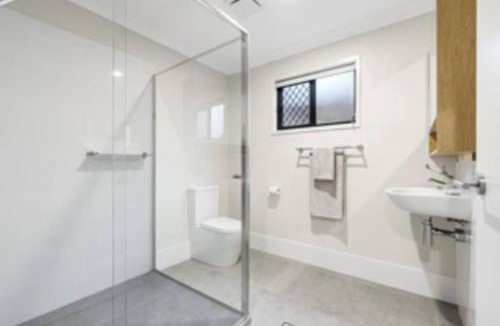Sunnybank House | Modern Studio with Garden Views in Shared Home
