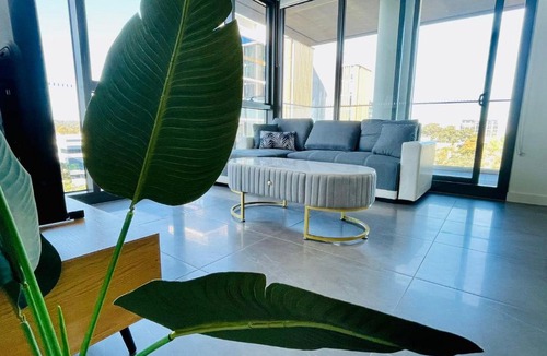 Macquarie Park Apartment | Modern stylish 3 bedroom condo - Parking, Gym, Pool