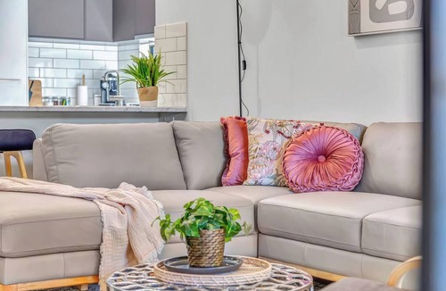 Albert Park House | Modern & Stylish - 3BR Holiday Home