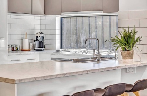Albert Park House | Modern & Stylish - 3BR Holiday Home