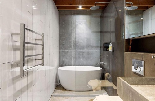 Redfern Apartment | Modern & Stylish 3BR in Redfern