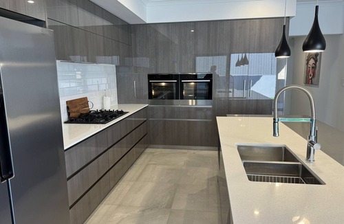 Jindalee House | Modern Stylish Beach 4 bed 2b House close to the Beach!