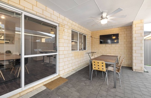 Carlisle House | Modern & Stylish Getaway with a Yard and Balcony