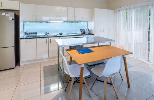 Ashgrove Apartment | Modern Top Floor 2BR With Private Deck