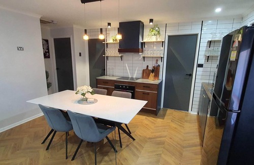 Mildura House | Modern Two Bedroom unit with outdoor spa and BBQ!