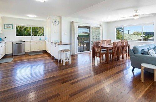 Urangan House | Modern Urangan Beach House Close To Beach - CoastHM