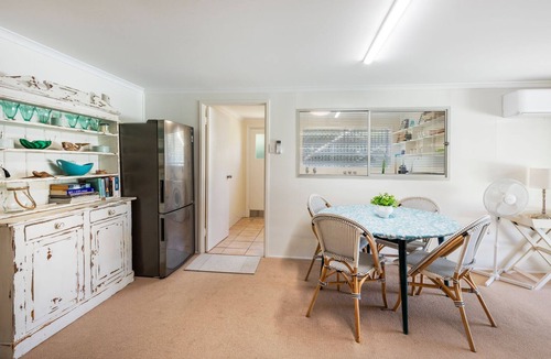 Urangan House | Modern Urangan Beach House Close To Beach - CoastHM