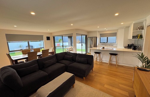 Blackmans Bay Villa | Modern Villa. Walking distance to Beach, Bars & Restaurants
