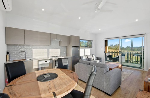 Lovedale Apartment | Molly Morgan Vineyard Villa Chardonnay. A Romantic Getaway for Two