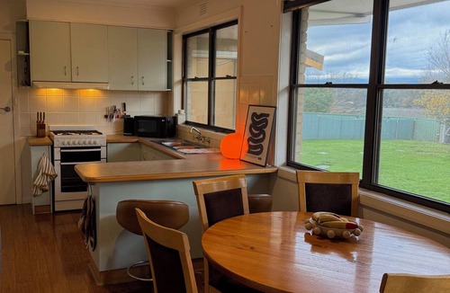 Mansfield House | Monkey Gully Retreat 2 minutes from town and 45 mins from Mount buller