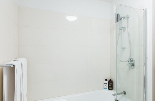 Bellerive Apartment | Montage Apartment + Views + Location + Car Parking