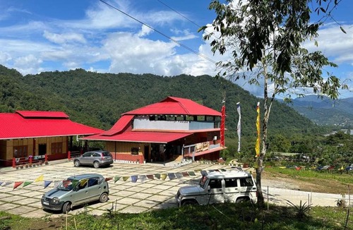 Along House | Moom Homestay