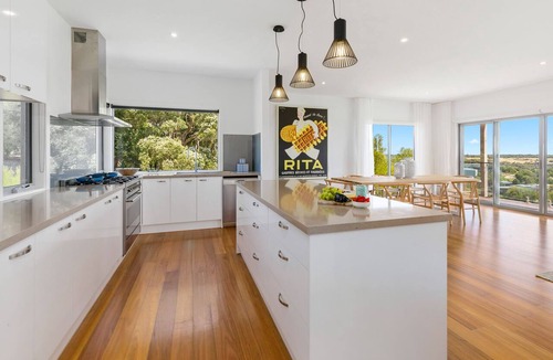 Fingal Apartment | Moonah Views Luxury Getaway with Jacuzzi