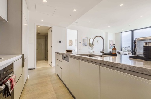 Moonee Ponds Apartment | Moonee Valley Park with parking