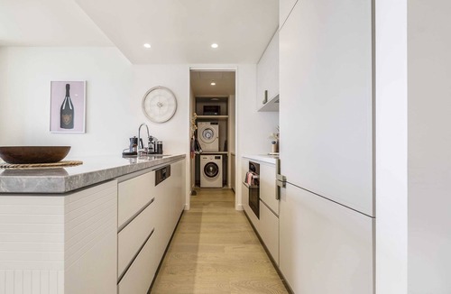 Moonee Ponds Apartment | Moonee Valley Park with parking