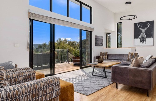 East Jindabyne House | Moongate with beautifully styled, open plan living with panoramic views over Lake Jindabyne