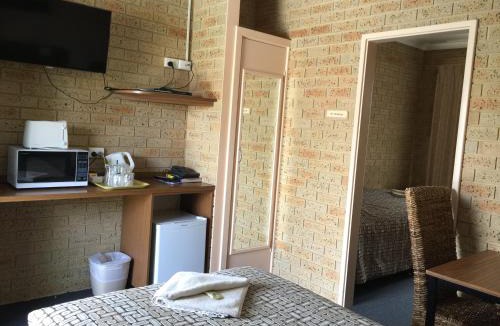 Mount Barker Hotel | Mount Barker Valley Views Motel & Chalets, Western Australia